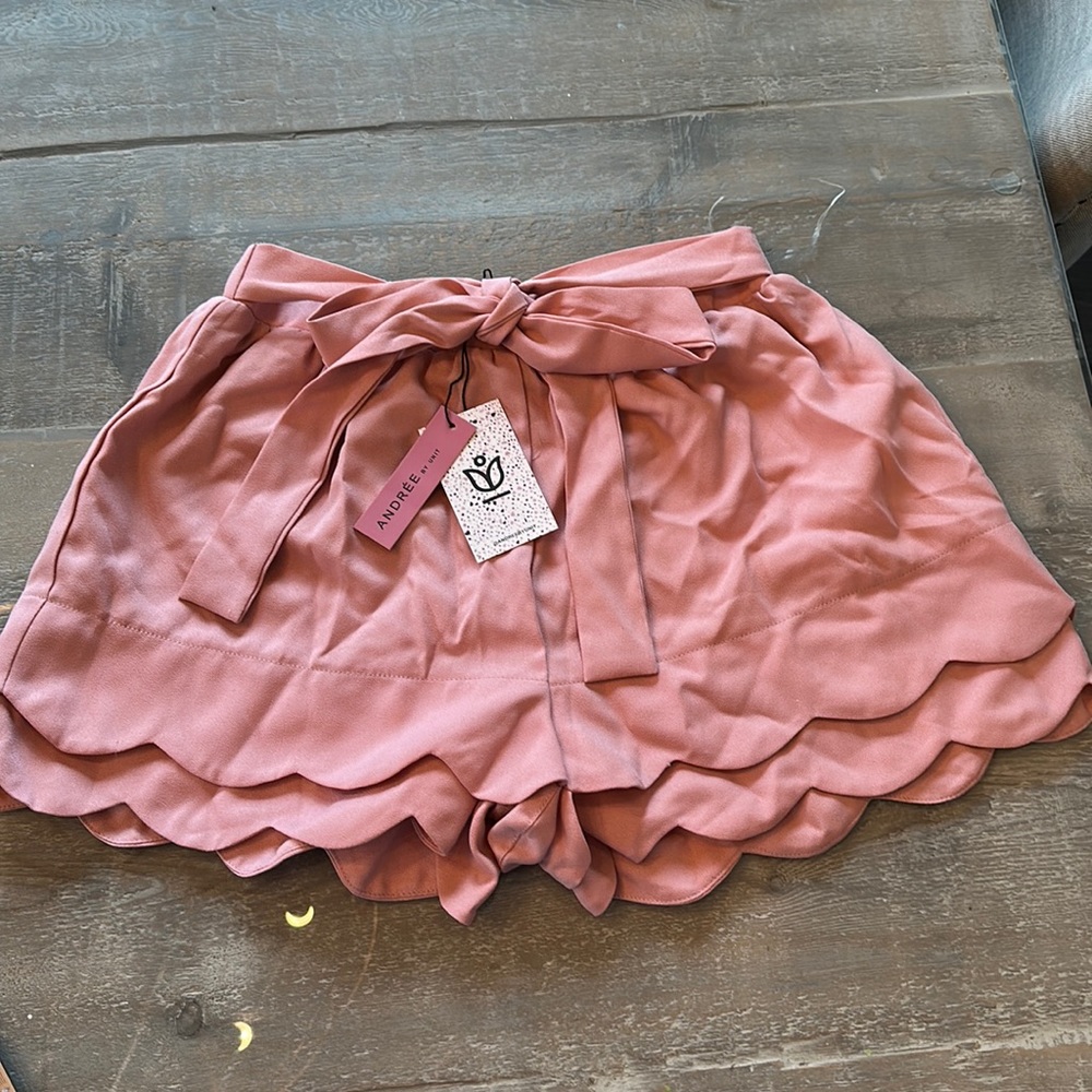 Andree by Unit pink short with scalloped edges